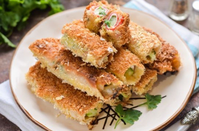 Необычные рулетики из лаваша: крабовые палочки, сыр и огурец