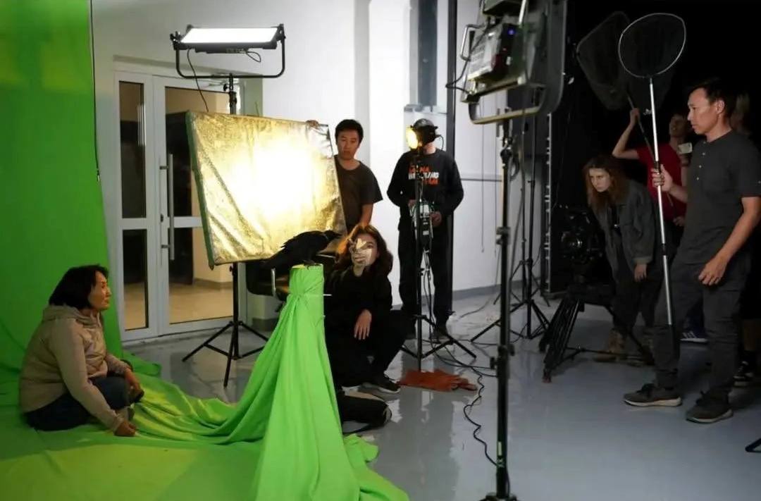 Локки, которая украла кадр: как ворона из «Зоополиса» стала актрисой фильма «Мэхээлэчээн булчут» Локки, которая украла кадр: как ворона из «Зоополиса» стала актрисой фильма «Мэхээлэчээн булчут»