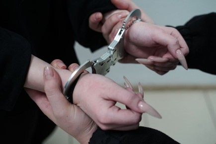 В Якутске женщина обчистила карманы уснувшего в баре мужчины