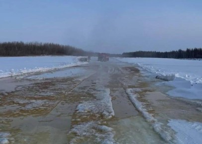 Воздержитесь от поездок!. На автозимнике "Эдьигээн" затруднен проезд из-за выхода наледи на реке Линде