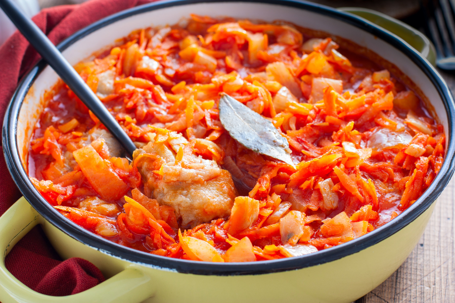 Популярная закуска из СССР: минтай под томатным маринадом