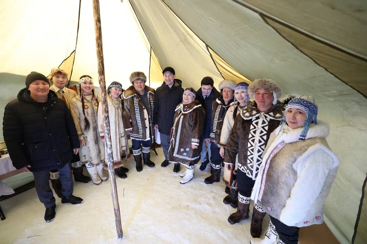 Айсен Николаев: Встретился с представителями кочевой родовой общины Лебедевых из села Тополиного Томпонского района Айсен Николаев: Встретился с представителями кочевой родовой общины Лебедевых из села Тополиного Томпонского района
