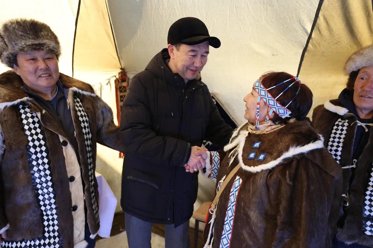 Айсен Николаев: Встретился с представителями кочевой родовой общины Лебедевых из села Тополиного Томпонского района