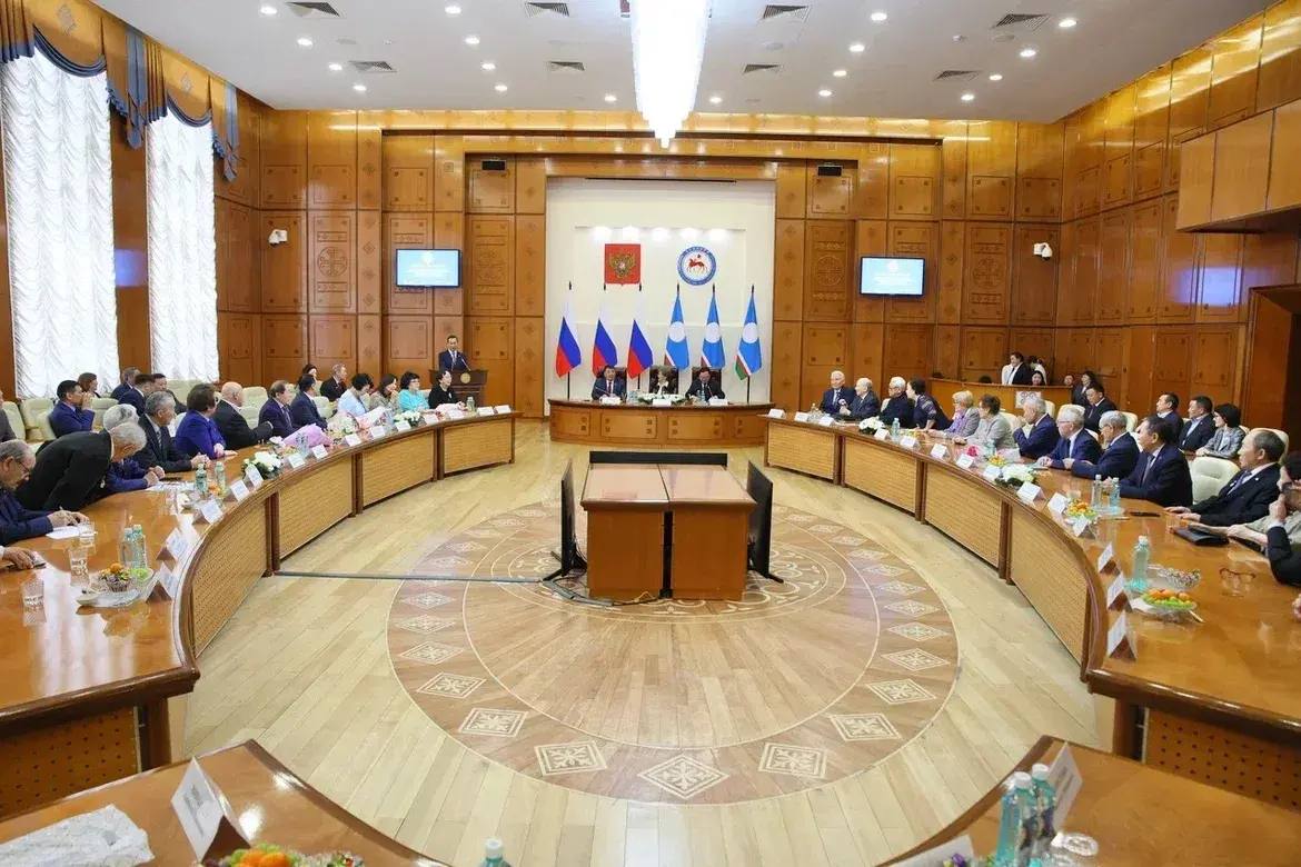 Айсен Николаев: Сегодня в Зале Республики прошло торжественное заседание, посвященное 25-летию Высшего Совета старейшин Республики Саха (Якутия) и 85-летию Люлии Николаевны Григорьевой Айсен Николаев: Сегодня в Зале Республики прошло торжественное заседание, посвященное 25-летию Высшего Совета старейшин Республики Саха (Якутия) и 85-летию Люлии Николаевны Григорьевой