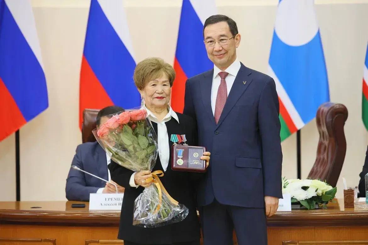 Айсен Николаев: Сегодня в Зале Республики прошло торжественное заседание, посвященное 25-летию Высшего Совета старейшин Республики Саха (Якутия) и 85-летию Люлии Николаевны Григорьевой Айсен Николаев: Сегодня в Зале Республики прошло торжественное заседание, посвященное 25-летию Высшего Совета старейшин Республики Саха (Якутия) и 85-летию Люлии Николаевны Григорьевой