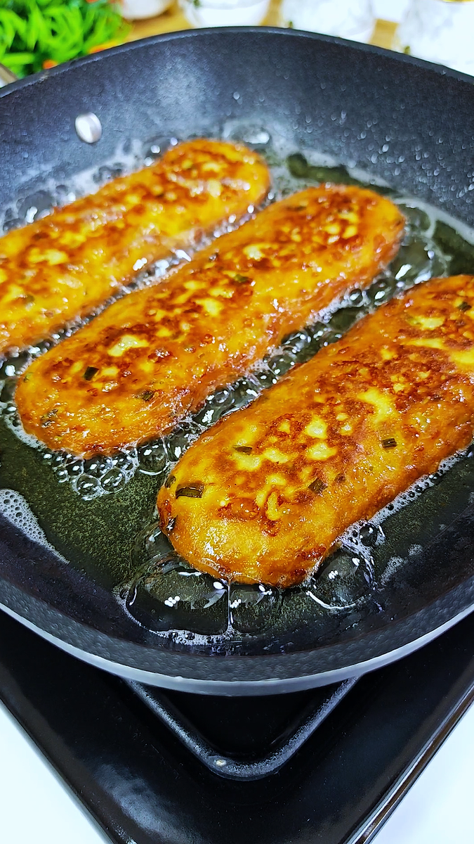 Пышные лепёшки с сыром и зелёным луком: быстрое лакомство к чаю