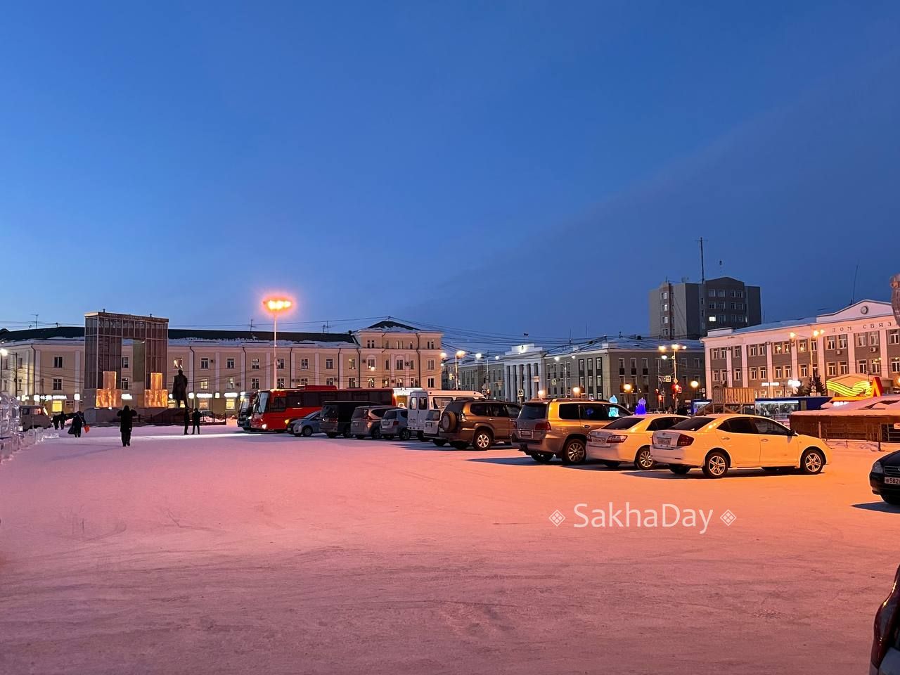 На площади Орджоникидзе какое-то собрание? Кто давал разрешение парковаться так на площади?