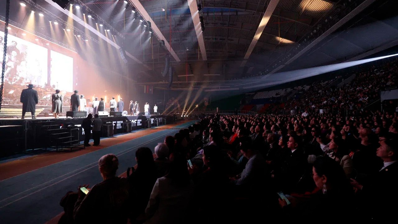 В спортивном комплексе "Триумф" в завершение республиканского форума работников культуры состоялось масштабное музыкально-театральное представление "Так звучит Якутия" с участием творческих коллективов региона