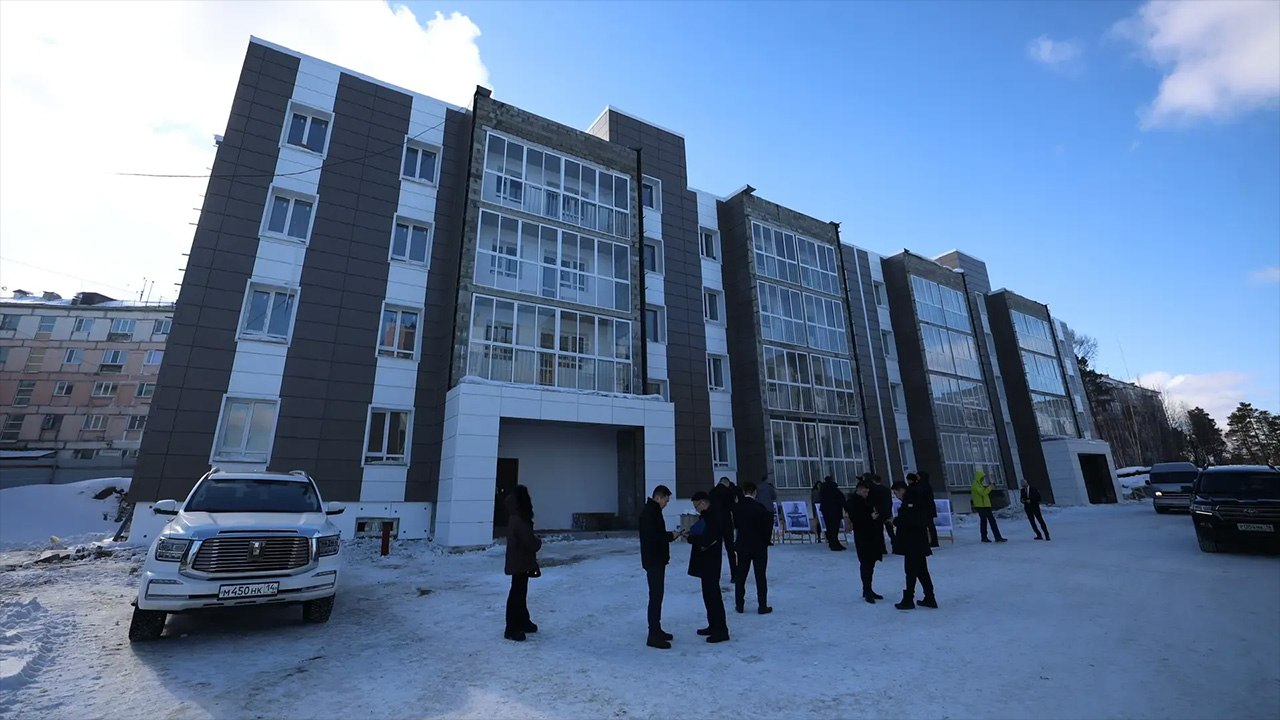 Глава Якутии Айсен Николаев в ходе рабочей поездки в Нерюнгринский район проверил ход строительства жилого комплекса "Покровские ворота", который возводится в городе Нерюнгри по улице Кравченко