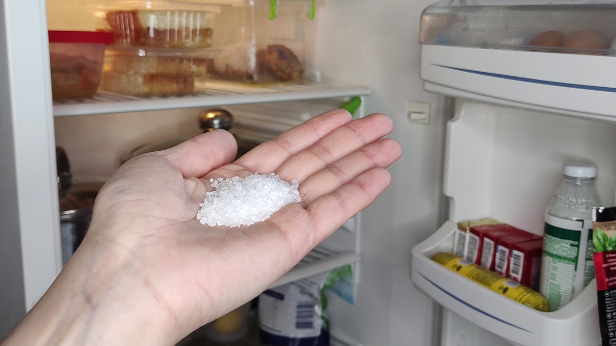 Как избавиться от неприятных запахов в холодильнике с помощью простых советов