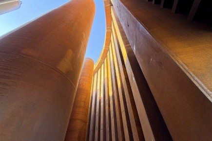 На стройке Ленского моста началось возведение опор в русле реки