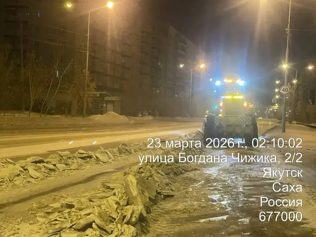 Кадры ночных работ по уборке снега по ул. Богдана Чижика Кадры ночных работ по уборке снега по ул. Богдана Чижика