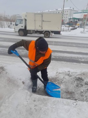 Ежедневная работа муниципальных дворников по уборке снега на территории Автодорожного округа