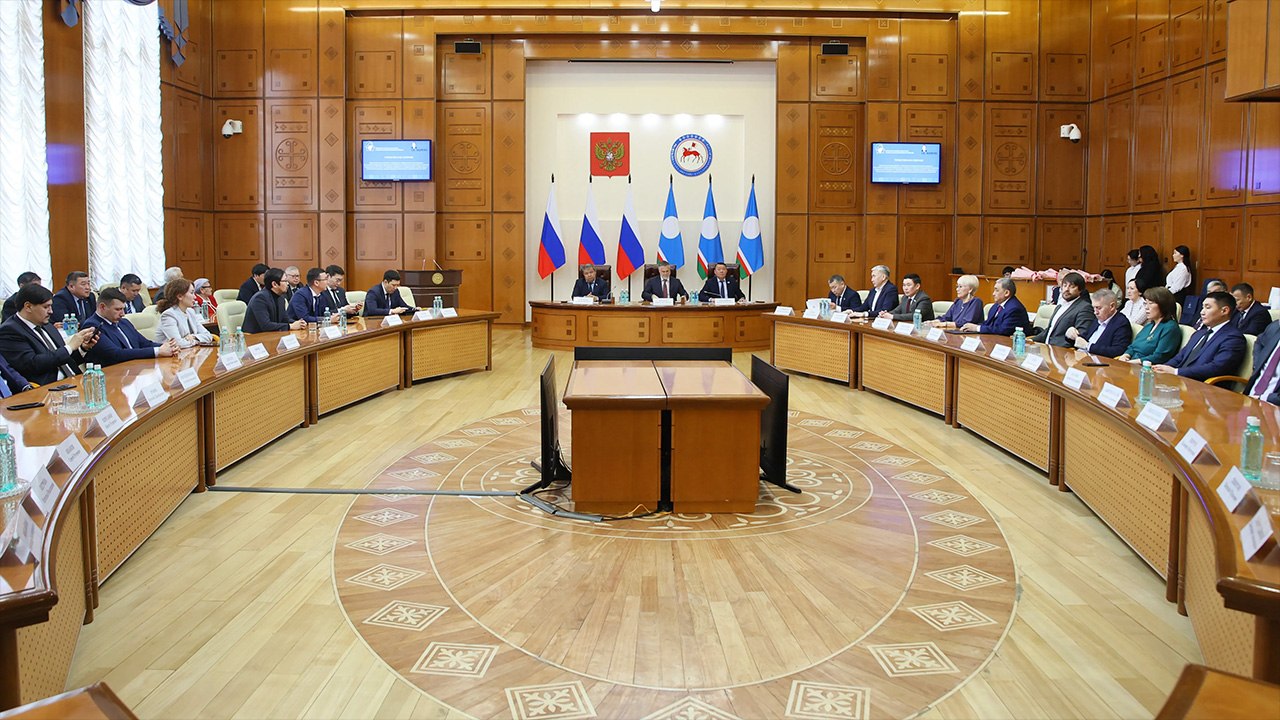 В Якутске состоялось торжественное собрание, на котором чествовали работников жилищно-коммунального хозяйства и бытового обслуживания населения республики