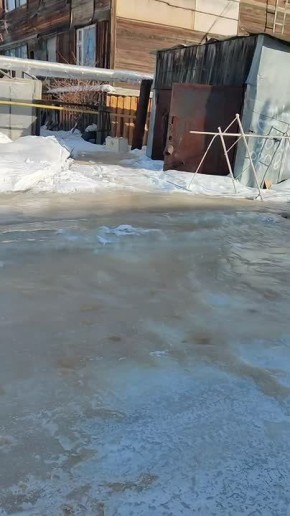 #возмущаются. В п.Газовиков, ещё с зимы вот такая неприятная картина за домом Газовиков, 21