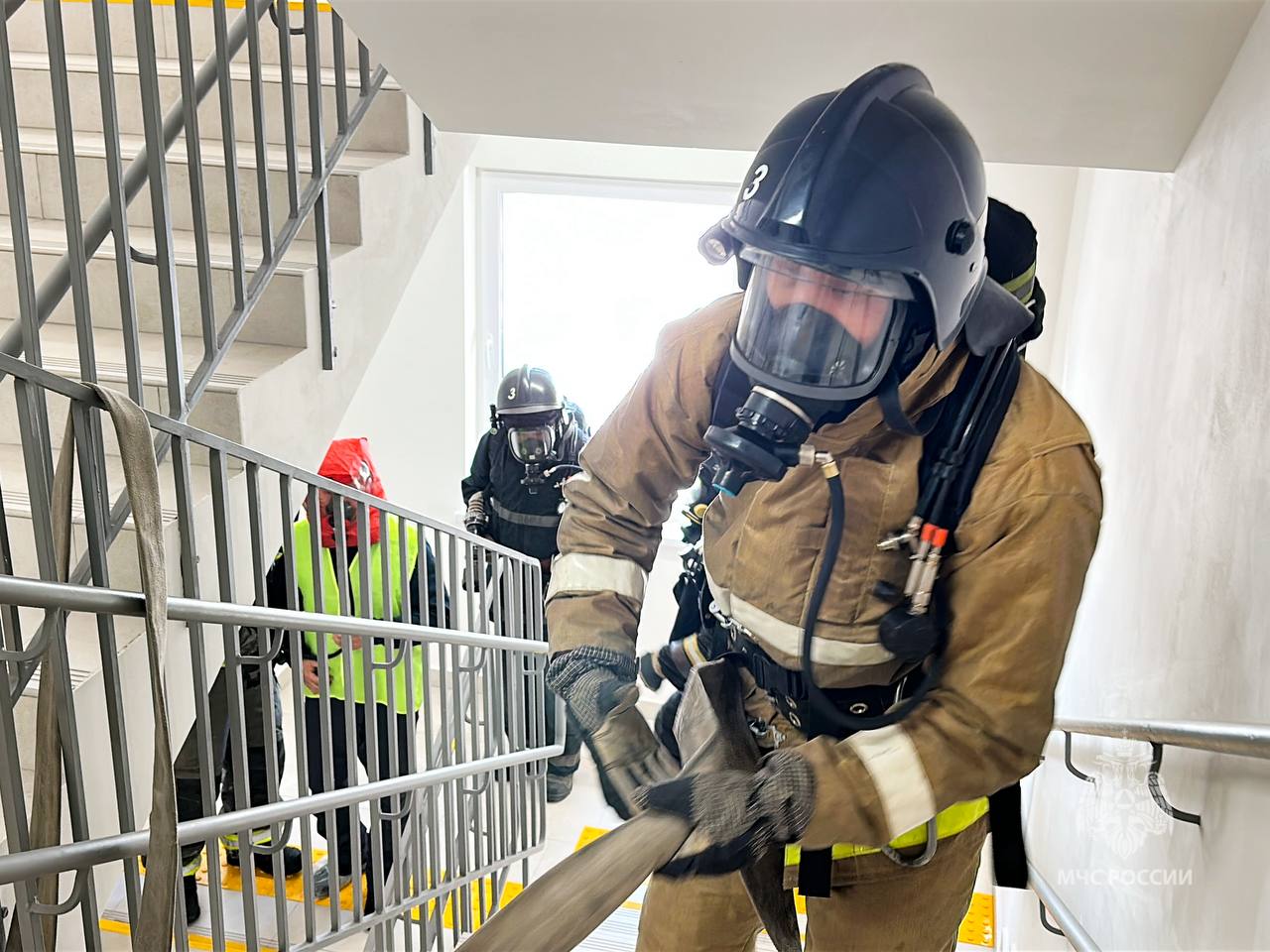 Спасатели и медики отработали взаимодействие при пожаре в больнице Якутска Спасатели и медики отработали взаимодействие при пожаре в больнице Якутска