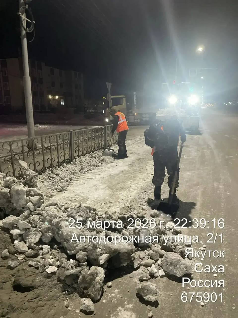 Кадры ночных работ по уборке снега, пр. Михаила Николаева