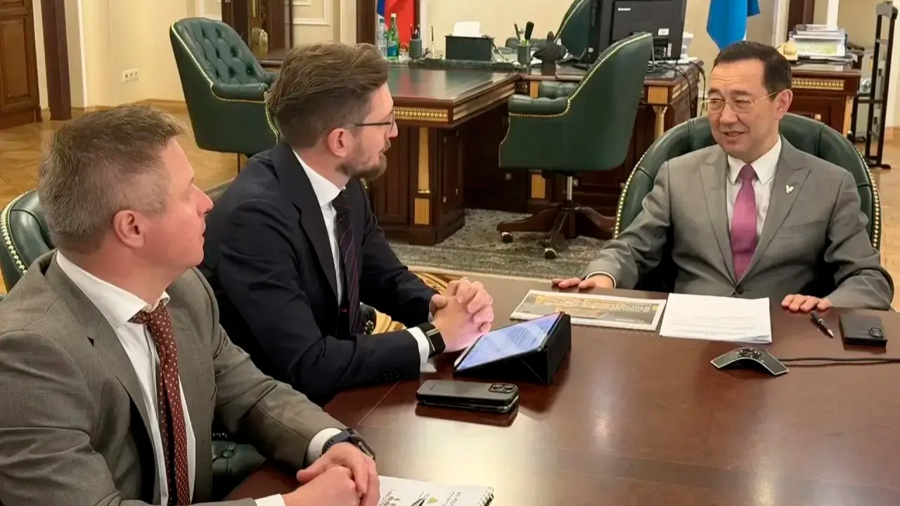 Глава Республики Саха (Якутия) Айсен Николаев и генеральный директор Группы "Полюс" Алексей Востоков обсудили итоги 10-летней программы модернизации и развития производственных мощностей золотодобывающей компании на Алдане.