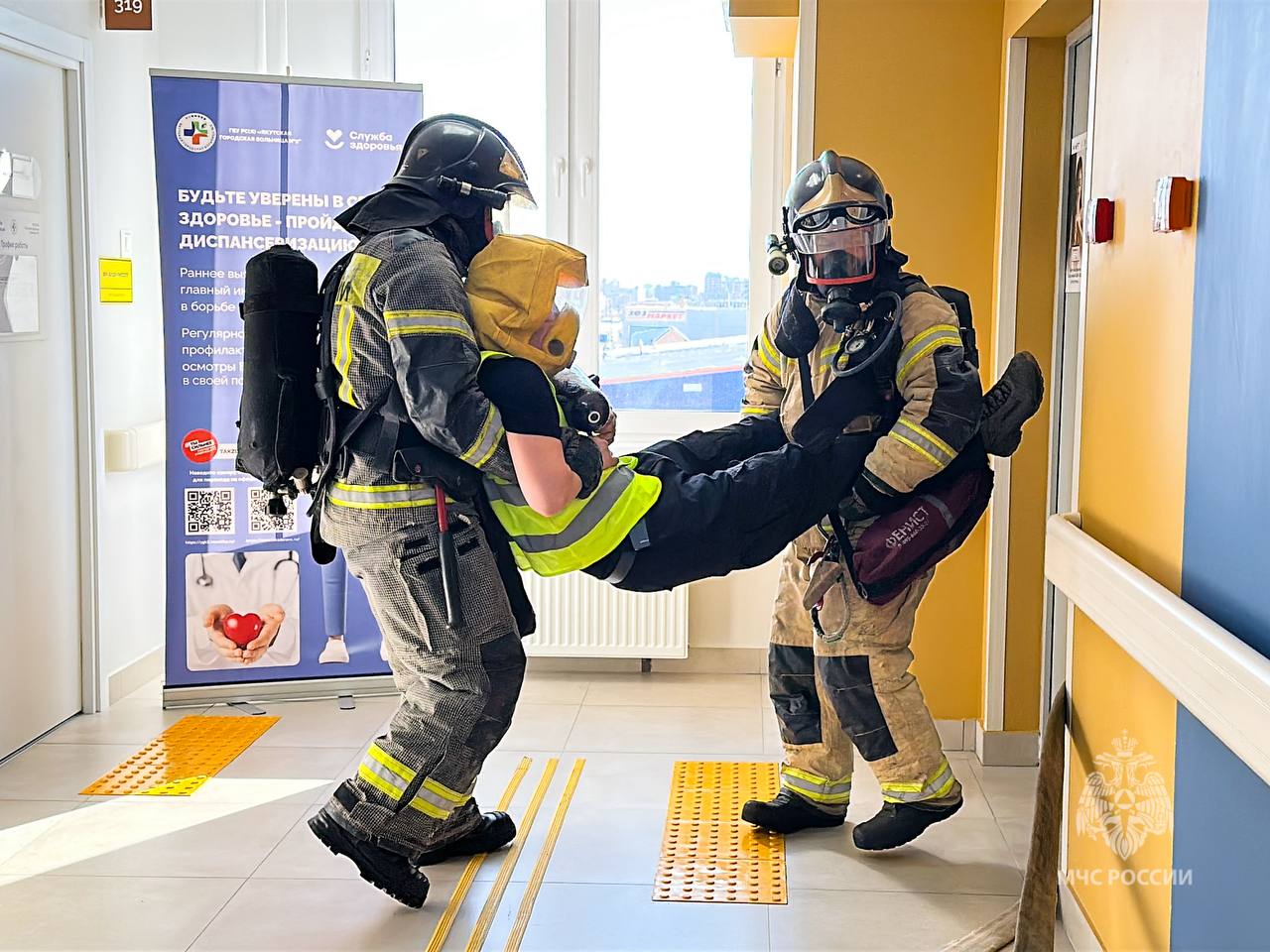 Спасатели и медики отработали взаимодействие при пожаре в больнице Якутска Спасатели и медики отработали взаимодействие при пожаре в больнице Якутска