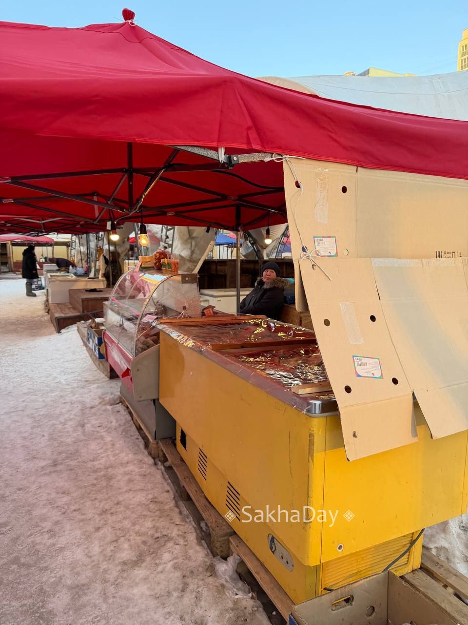 Торговцы поставили морозильники Торговцы поставили морозильники