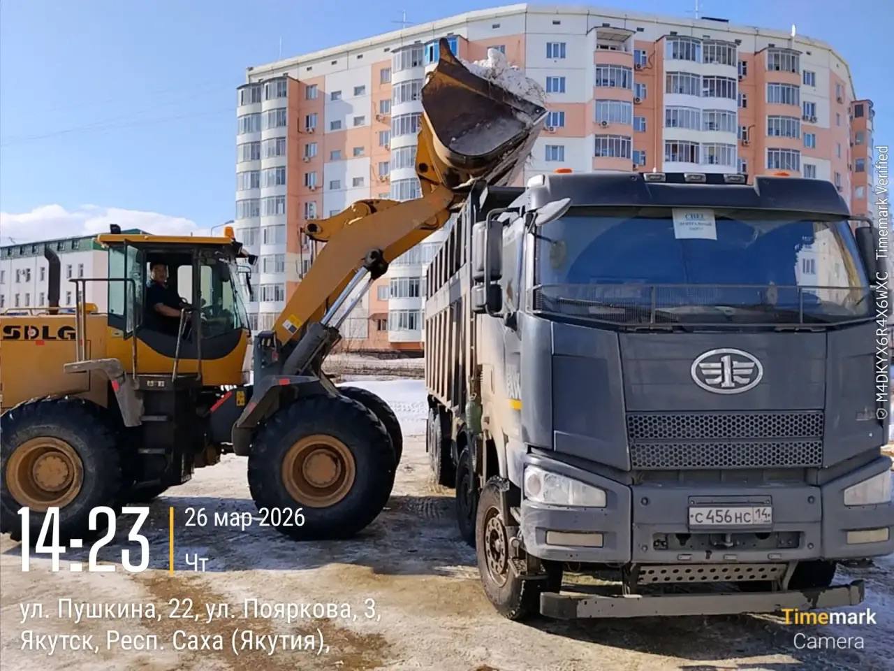 В Центральном округе проведены работы по уборке снежных масс с дворовых территорий аварийного жилого фонда