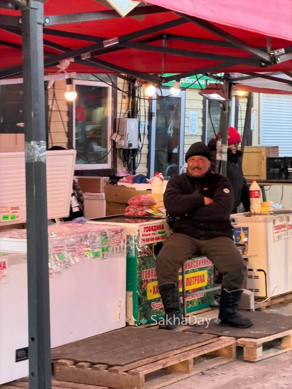 Торговцы поставили морозильники Торговцы поставили морозильники