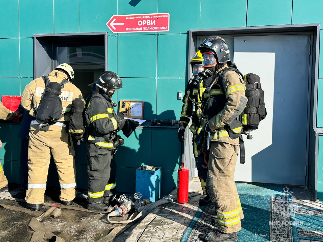 Спасатели и медики отработали взаимодействие при пожаре в больнице Якутска Спасатели и медики отработали взаимодействие при пожаре в больнице Якутска