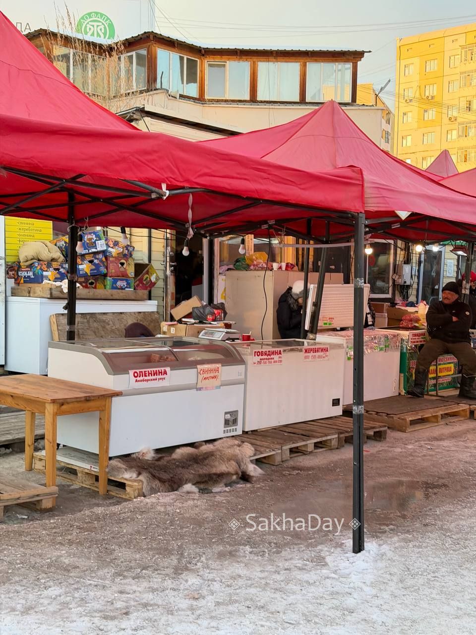 Торговцы поставили морозильники Торговцы поставили морозильники