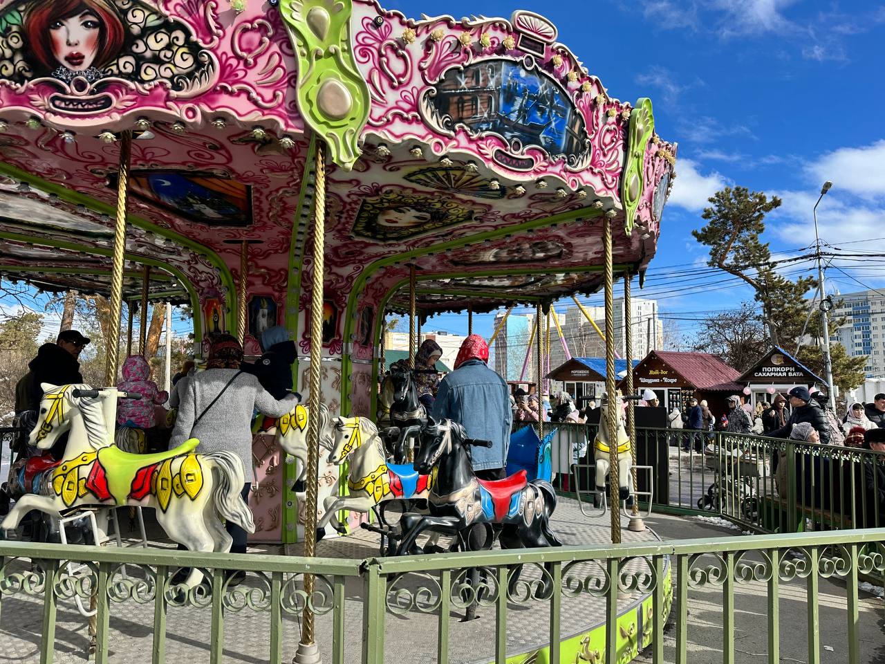 Прямо сейчас городской парк культуры и отдыха превратился в настоящий центр веселья, музыки и ярких эмоций — здесь проходит праздничная программа «Якутск, встречай весну»! Прямо сейчас городской парк культуры и отдыха превратился в настоящий центр веселья, музыки и ярких эмоций — здесь проходит праздничная программа «Якутск, встречай весну»!