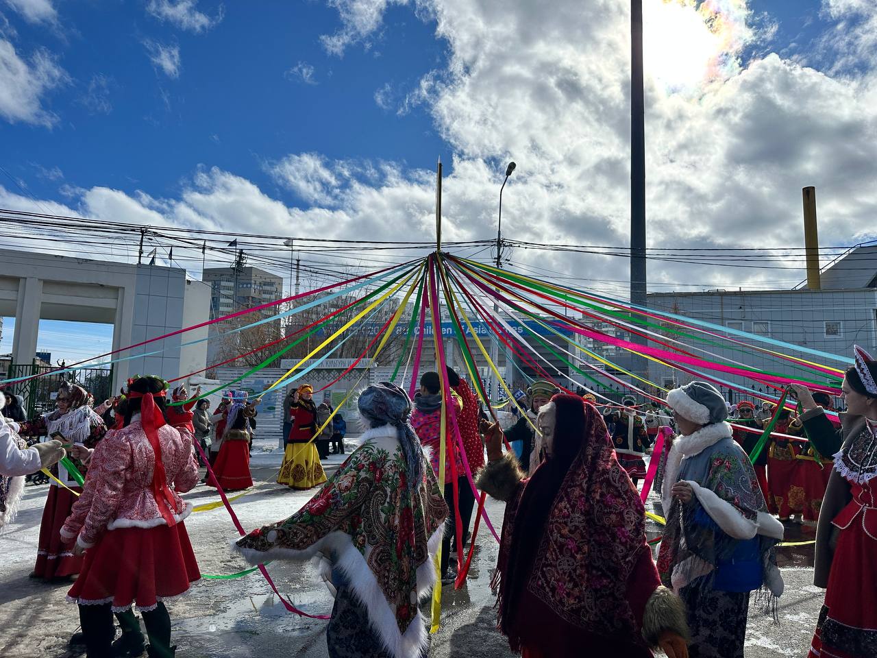 Прямо сейчас городской парк культуры и отдыха превратился в настоящий центр веселья, музыки и ярких эмоций — здесь проходит праздничная программа «Якутск, встречай весну»! Прямо сейчас городской парк культуры и отдыха превратился в настоящий центр веселья, музыки и ярких эмоций — здесь проходит праздничная программа «Якутск, встречай весну»!