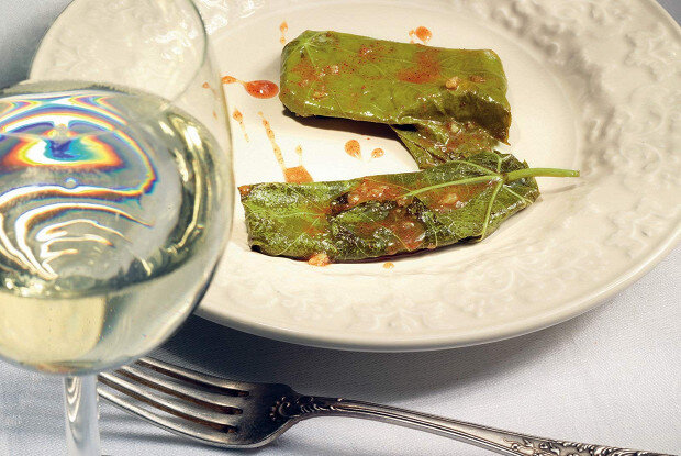 Сырная закуска с нотками природы: сулугуни в виноградных листьях