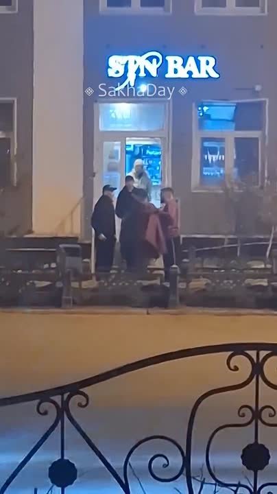 Политик Аф. Максимов остановил драку в центре города