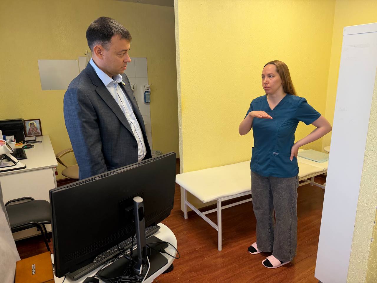 #здравоохранение. Иван Луцкан оценил систему льготного лекарственного обеспечения и работу поликлиники в Ленске В рамках рабочей поездки по западным районам республики заместитель председателя Комитета по охране здоровья... #здравоохранение. Иван Луцкан оценил систему льготного лекарственного обеспечения и работу поликлиники в Ленске В рамках рабочей поездки по западным районам республики заместитель председателя Комитета по охране здоровья...