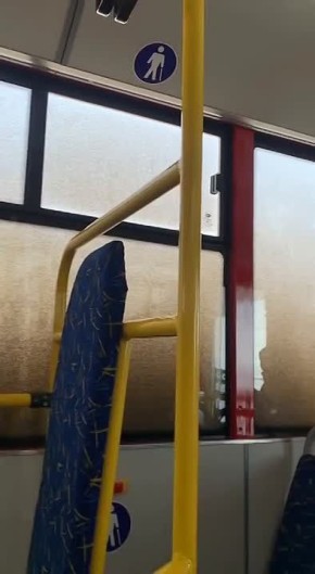 #пишут Окна автобуса затонированы грязью