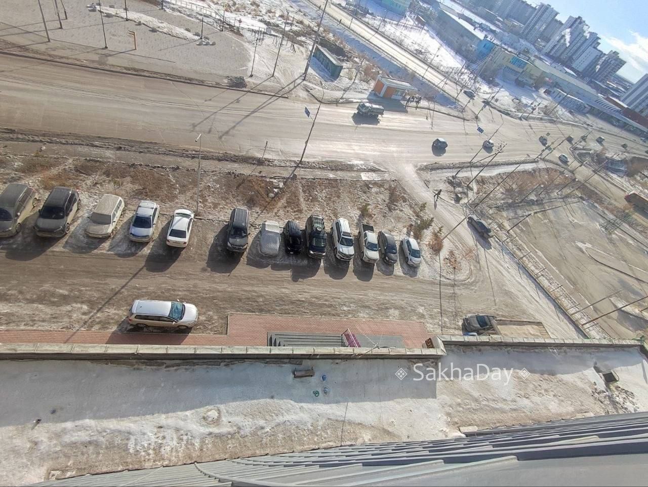 #пишут Это на Лермонтова 121А, снег со двора и крыши решили не чистить походу в этом году #пишут Это на Лермонтова 121А, снег со двора и крыши решили не чистить походу в этом году