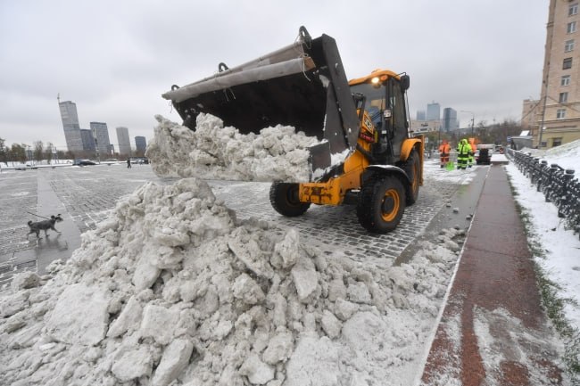 В Якутске коммунальщики перешли на круглосуточный режим уборки снега