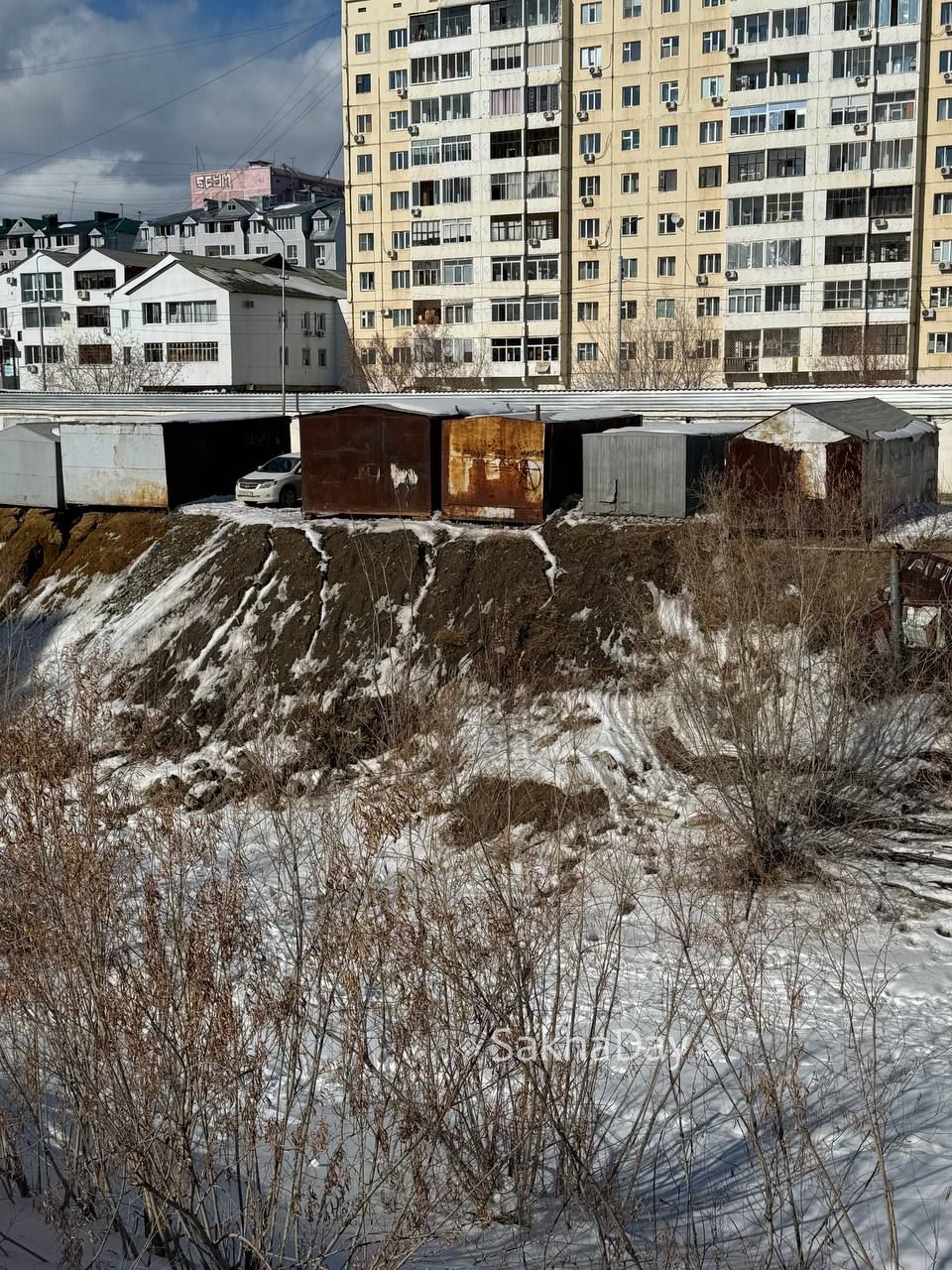 #пишут 203 мкр. Не опасно ли так ставить в самом краю гаражи, будто щас вывалятся вниз #пишут 203 мкр. Не опасно ли так ставить в самом краю гаражи, будто щас вывалятся вниз