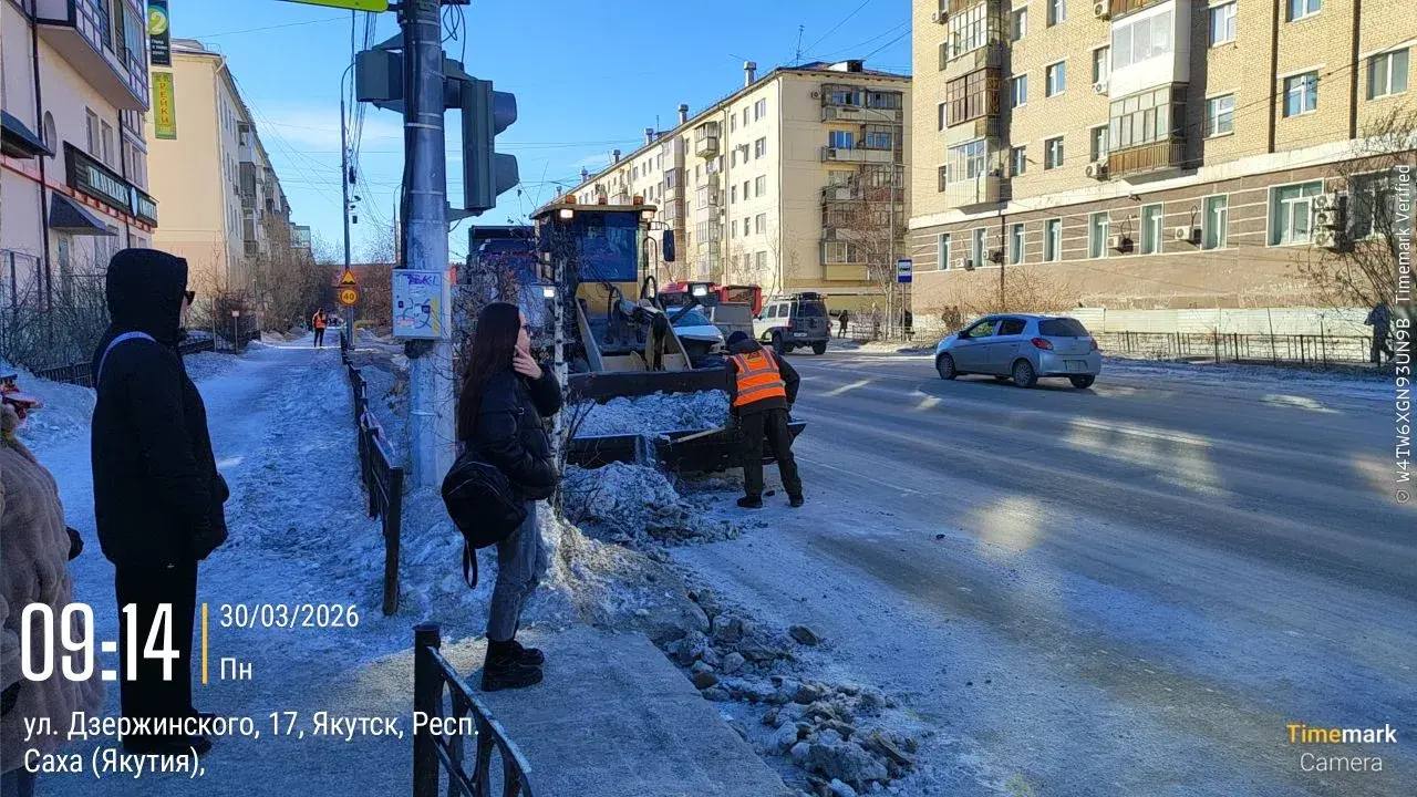 Погрузка снега по ул. Дзержинского Погрузка снега по ул. Дзержинского