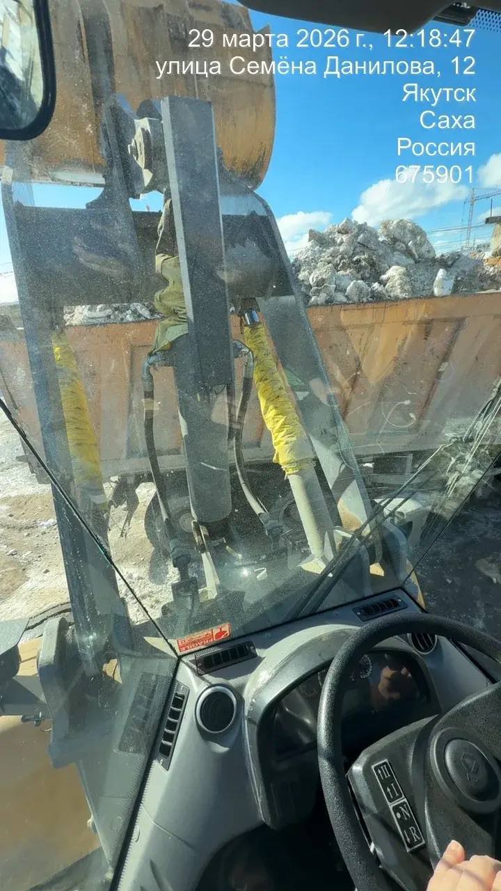 В Строительном округе на территории деревянного аварийного жилого фонда ежедневно в усиленном режиме подрядной организацией проводится уборка и вывоз снега В Строительном округе на территории деревянного аварийного жилого фонда ежедневно в усиленном режиме подрядной организацией проводится уборка и вывоз снега