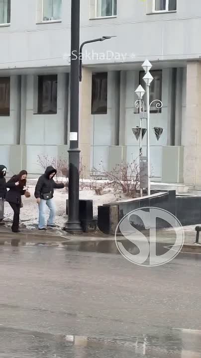 Якутск. Выходные. Спрашивают: "Как в таких условиях быть красивой и модной?"