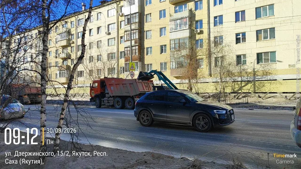 Погрузка снега по ул. Дзержинского