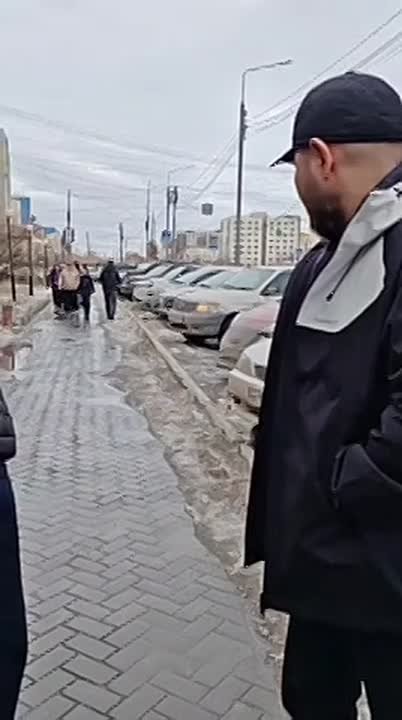 Глава Якутска Евгений Григорьев, по итогам разноса на утренней планерке за уборку тротуаров, в понедельник днём проехал по нескольким проблемным местам, на которые неоднократно поступали жалобы