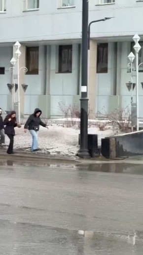 Якутск. Выходные. Спрашивают: "Как в таких условиях быть красивой и модной?"