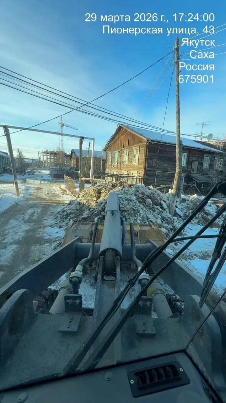 В Строительном округе на территории деревянного аварийного жилого фонда ежедневно в усиленном режиме подрядной организацией проводится уборка и вывоз снега В Строительном округе на территории деревянного аварийного жилого фонда ежедневно в усиленном режиме подрядной организацией проводится уборка и вывоз снега