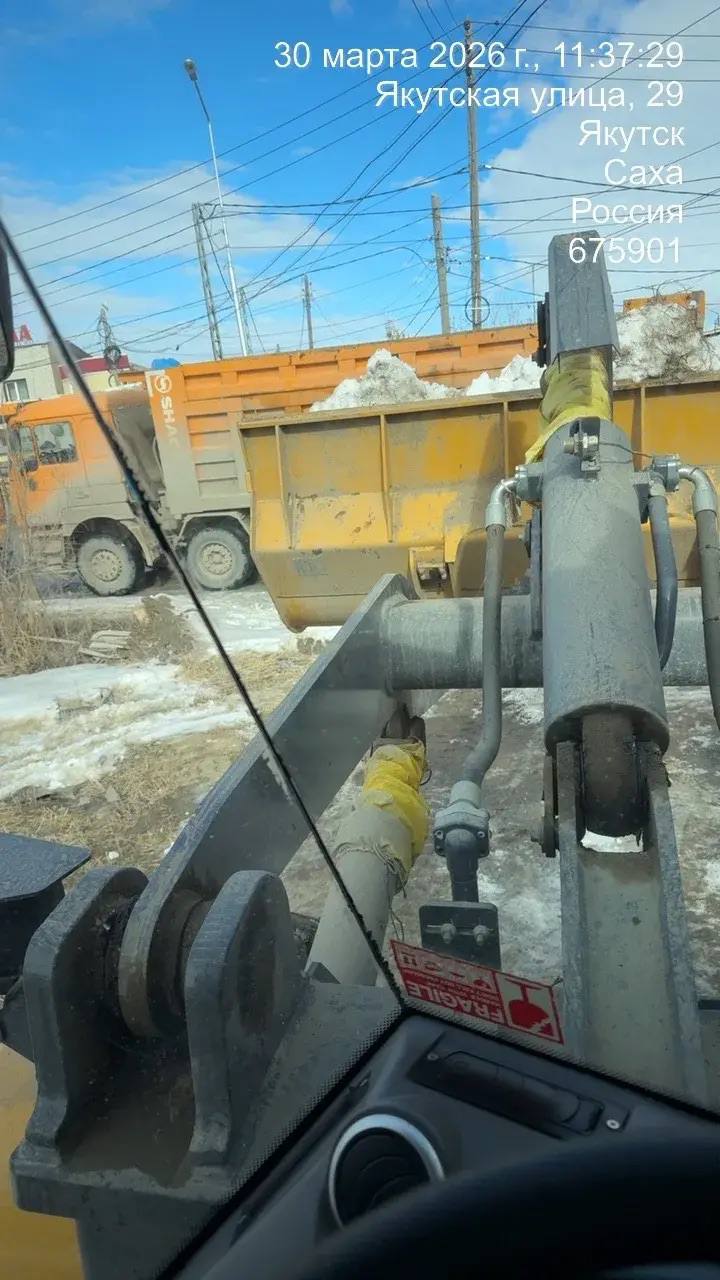 В Строительном округе на территории деревянного аварийного жилого фонда ежедневно в усиленном режиме подрядной организацией проводится уборка и вывоз снега В Строительном округе на территории деревянного аварийного жилого фонда ежедневно в усиленном режиме подрядной организацией проводится уборка и вывоз снега