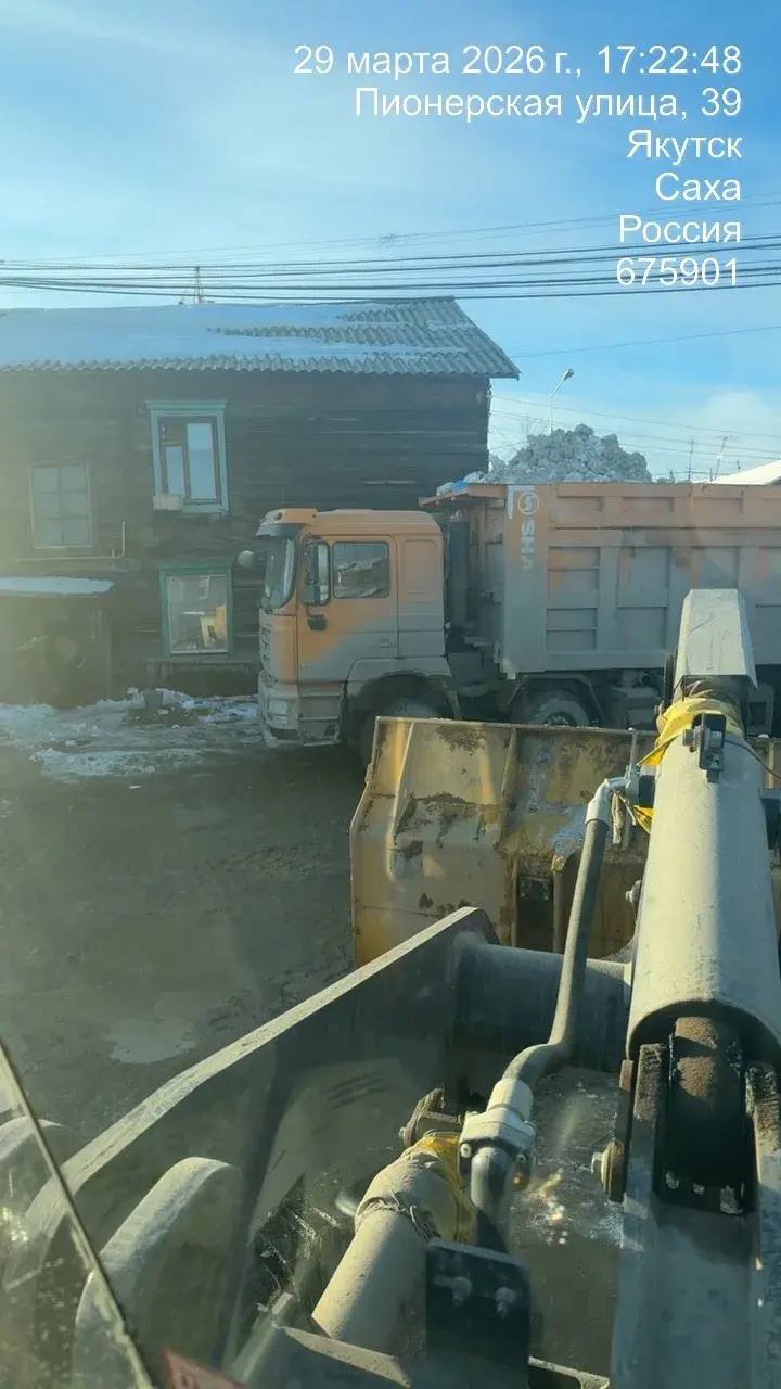 В Строительном округе на территории деревянного аварийного жилого фонда ежедневно в усиленном режиме подрядной организацией проводится уборка и вывоз снега В Строительном округе на территории деревянного аварийного жилого фонда ежедневно в усиленном режиме подрядной организацией проводится уборка и вывоз снега