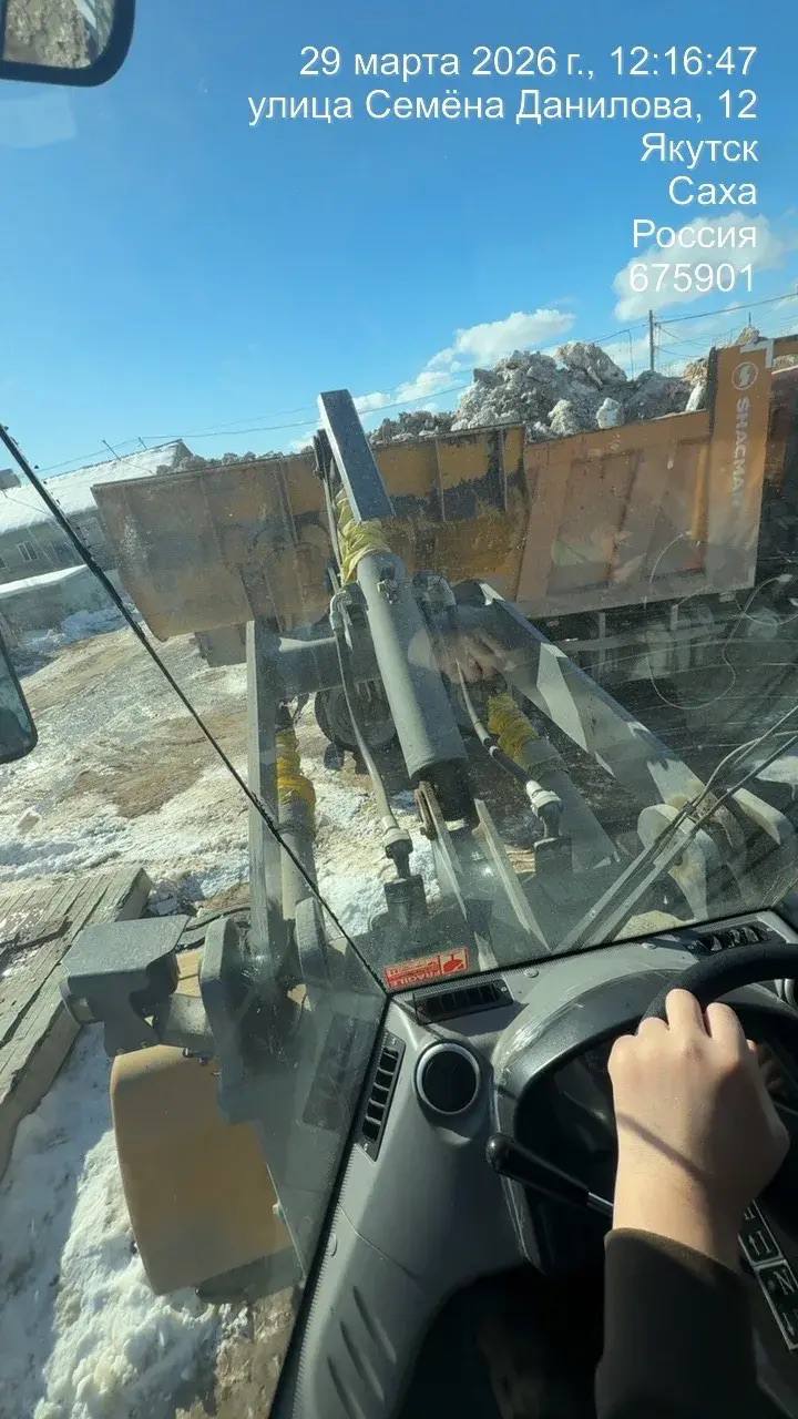 В Строительном округе на территории деревянного аварийного жилого фонда ежедневно в усиленном режиме подрядной организацией проводится уборка и вывоз снега В Строительном округе на территории деревянного аварийного жилого фонда ежедневно в усиленном режиме подрядной организацией проводится уборка и вывоз снега