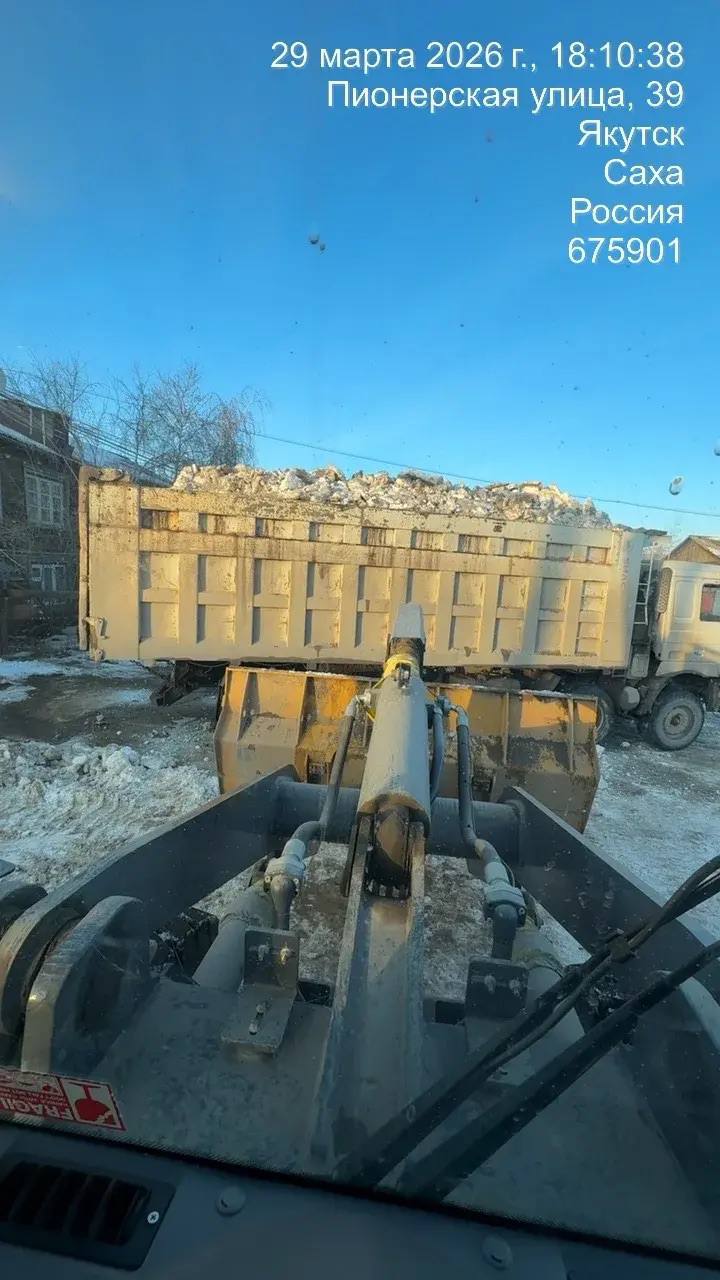В Строительном округе на территории деревянного аварийного жилого фонда ежедневно в усиленном режиме подрядной организацией проводится уборка и вывоз снега В Строительном округе на территории деревянного аварийного жилого фонда ежедневно в усиленном режиме подрядной организацией проводится уборка и вывоз снега