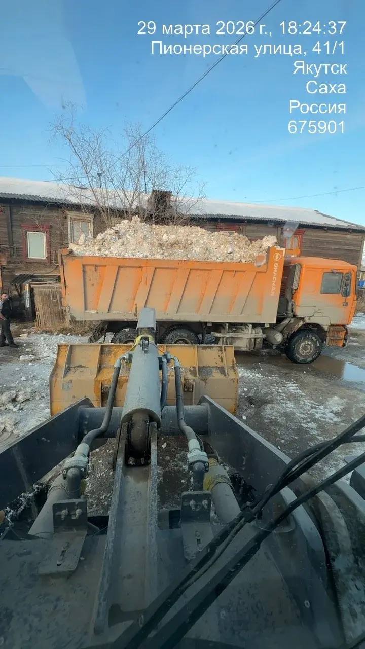 В Строительном округе на территории деревянного аварийного жилого фонда ежедневно в усиленном режиме подрядной организацией проводится уборка и вывоз снега