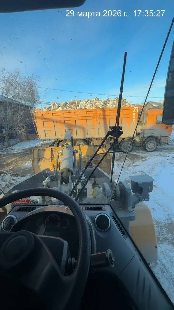 В Строительном округе на территории деревянного аварийного жилого фонда ежедневно в усиленном режиме подрядной организацией проводится уборка и вывоз снега В Строительном округе на территории деревянного аварийного жилого фонда ежедневно в усиленном режиме подрядной организацией проводится уборка и вывоз снега